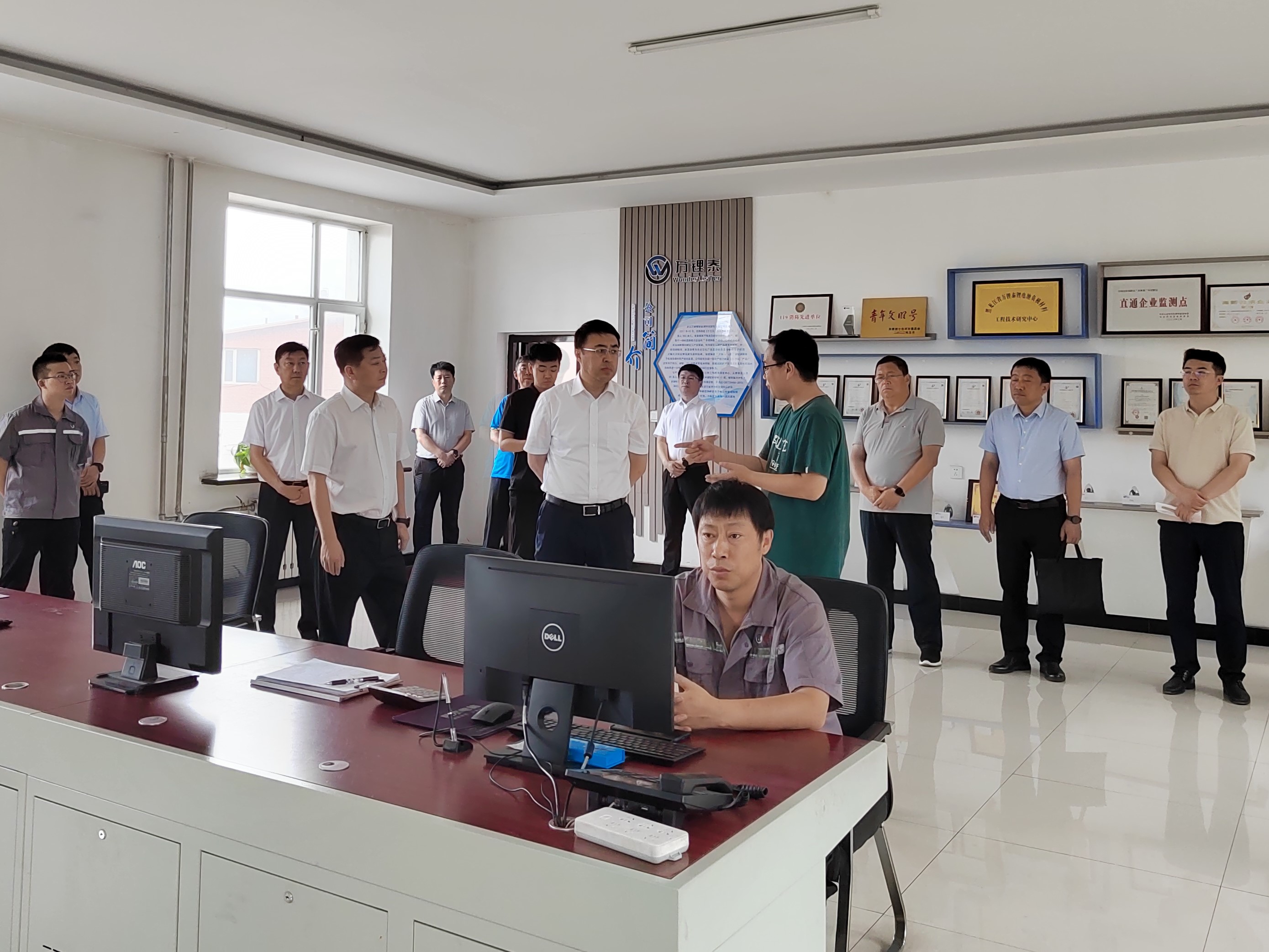 七台河市委副书记、市长李兵莅临万锂泰调研(图1) 七台河市委副书记、市长李兵莅临万锂泰调研(图1)