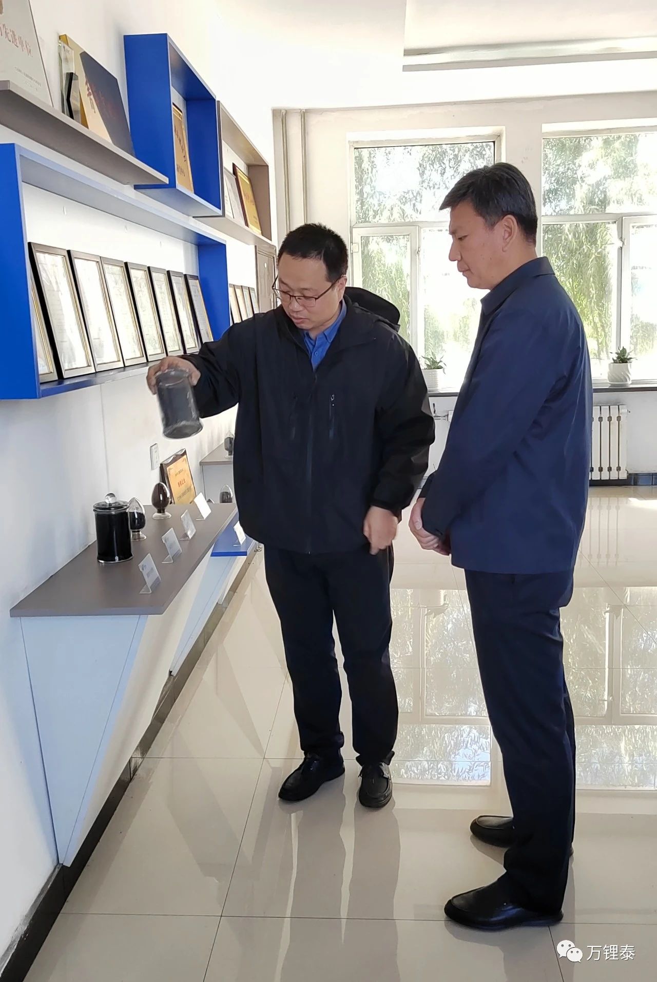 市委副书记王献宇莅临万锂泰调研(图2)